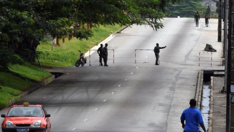 Mutinous soldiers block the street in front of the general staff in Abidjan, on May 15, 2017.