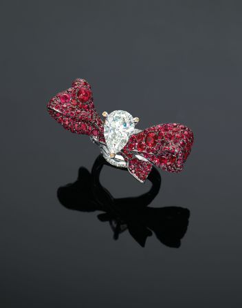 This ring by Cindy Chao features a 3.03 ct pear-shaped diamond set among a flowing red ruby ribbon, mounted in gold.