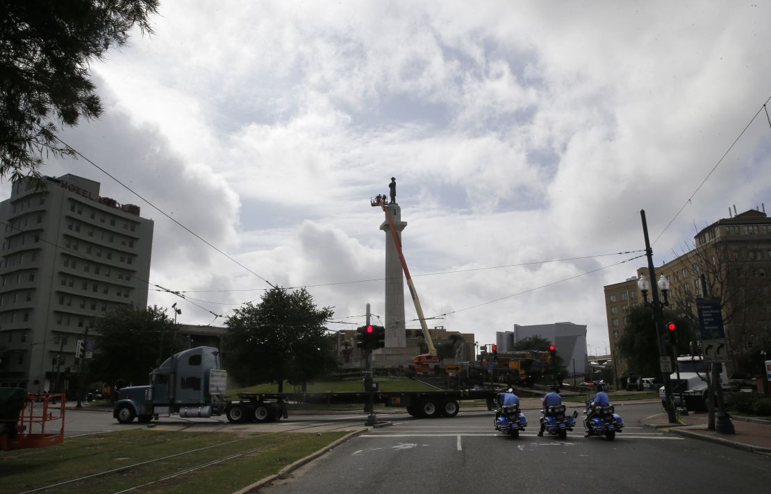 Workers prepare to take down the statue of Confederate Gen. Robert E. Lee on May 19, 2017, in Lee Circle in New Orleans.