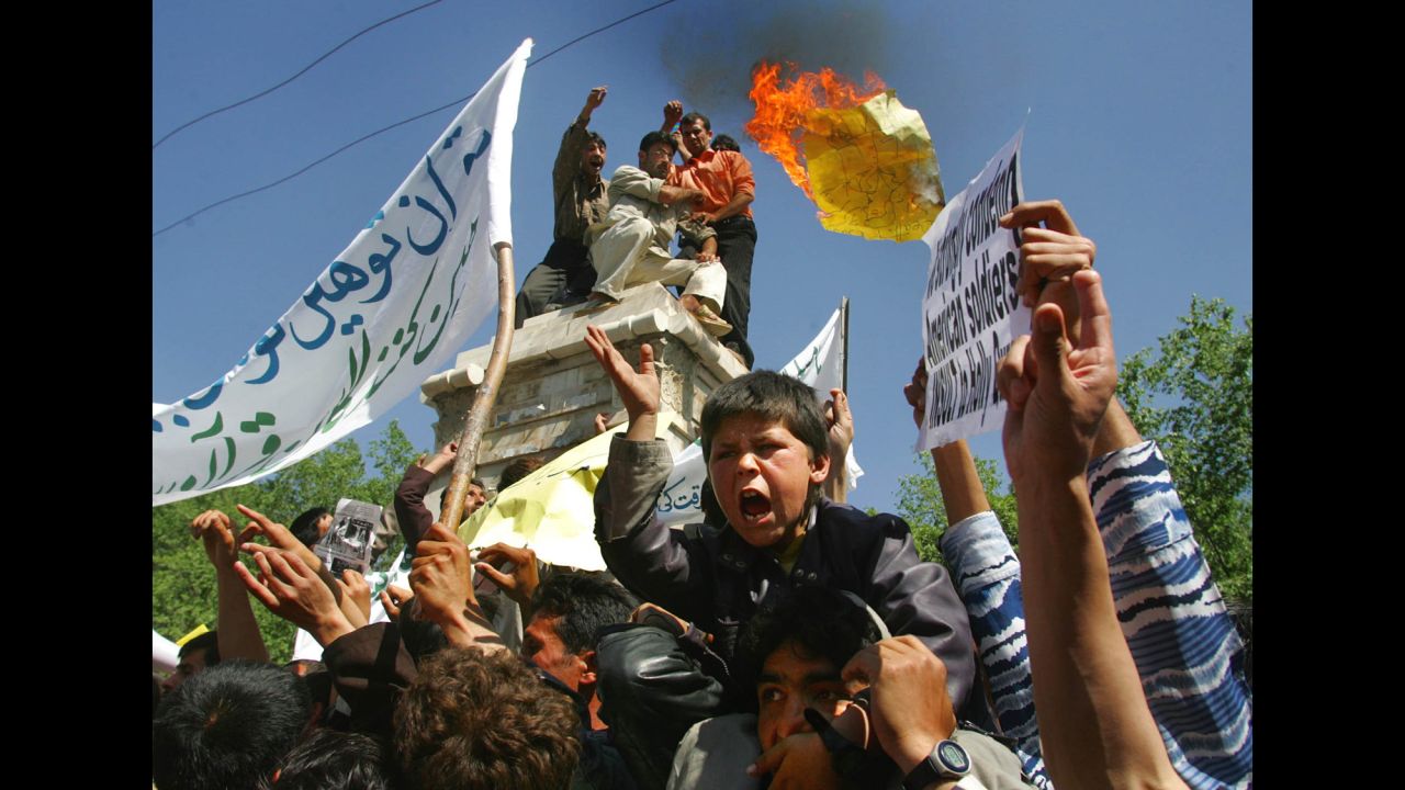 Protesters in Kabul rally against US President George W. Bush on May 12, 2005.