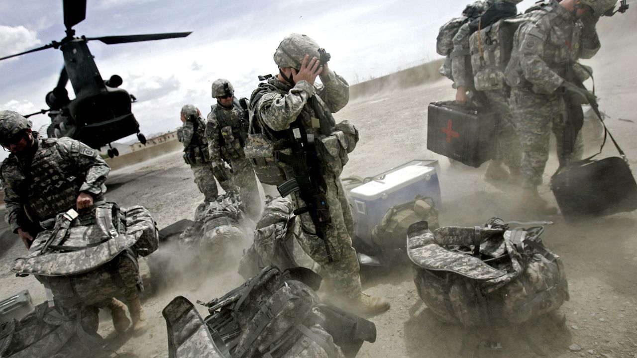 US soldiers disembark from a helicopter in Afghanistan's Ghazni Province on May 28, 2007.