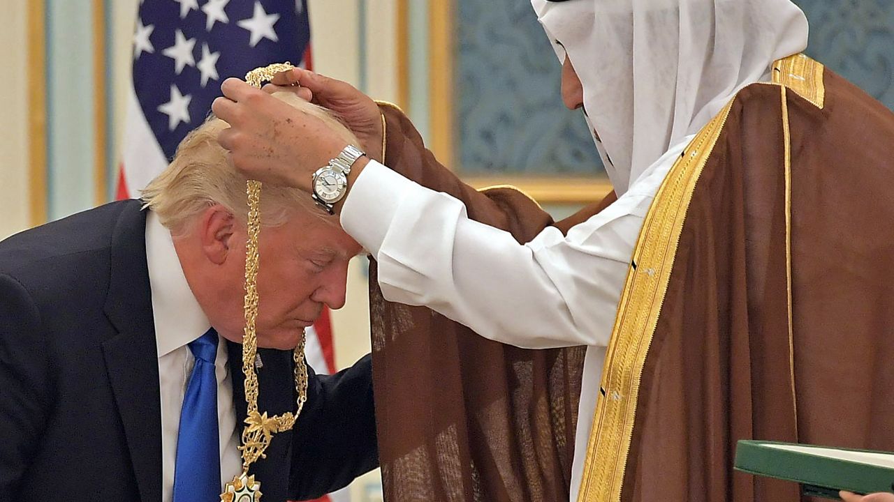 US President Donald Trump (C) receives the Order of Abdulaziz al-Saud medal from Saudi Arabia's King Salman bin Abdulaziz al-Saud (R) at the Saudi Royal Court in Riyadh on May 20, 2017.
/ AFP PHOTO / MANDEL NGAN (Photo credit should read MANDEL NGAN/AFP/Getty Images)