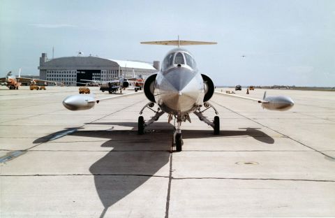 Looking at the Starfighter from the front, it's obvious how thin and short the jet's wings were. Total wingspan: 21 feet, 9 inches. Each wing was about 7 and a half feet long. Wing thickness: about 4 inches at the fuselage and about 2 inches at the wingtips. 