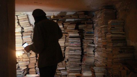 Alan Elbaum, who discovered al-Maa Bookstore while studying in Jordan, tells CNN he was astonished by AlMaaytah's "cave of books."