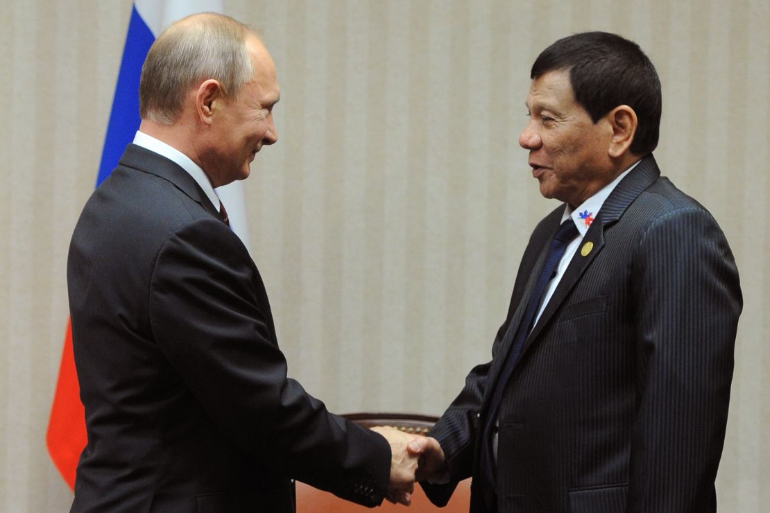 Russian President Vladimir Putin (L) meets Philippines President  Rodrigo Duterte on the sidelines of the APEC Summit in Lima, November 19, 2016. 