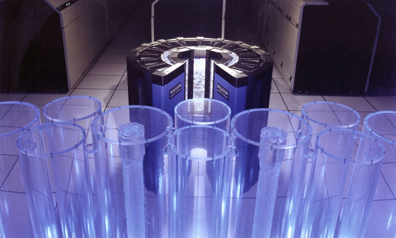 The Cray-2 was the world's fastest computer between 1985 and 1989, capable of 1.9 gigaflops. This was the first supercomputer to break the gigaflop barrier (1 billion calculations per second).<br />