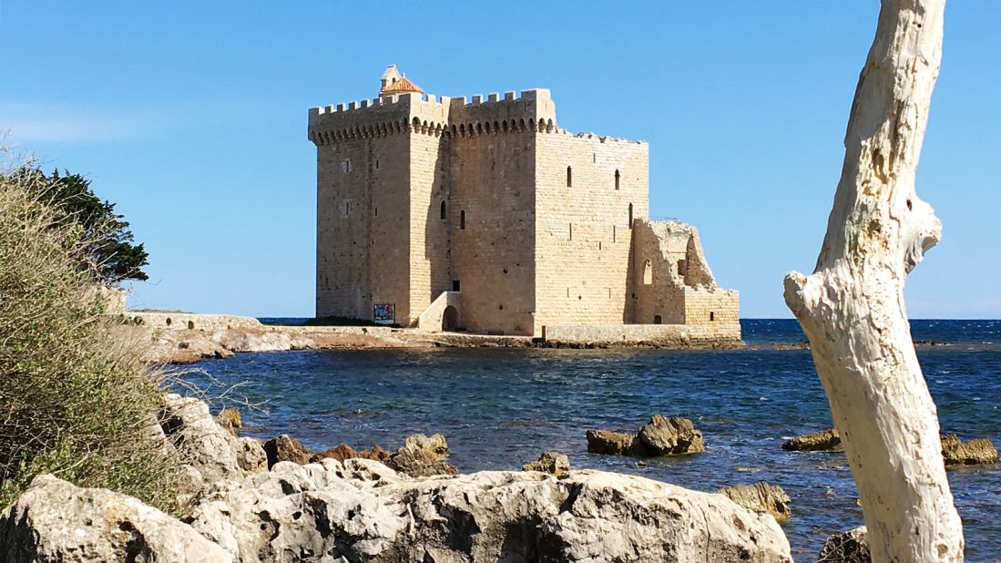 <strong>Fortress Honorat: </strong>Built between the 11th and 14th centuries to ward off pirates, Saracen attacks and occupation by Spanish raiders, Honorat's fortress is now a scenic ruin.