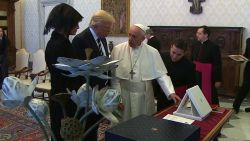 president donald trump pope francis vatican gift exchange bts_00003422