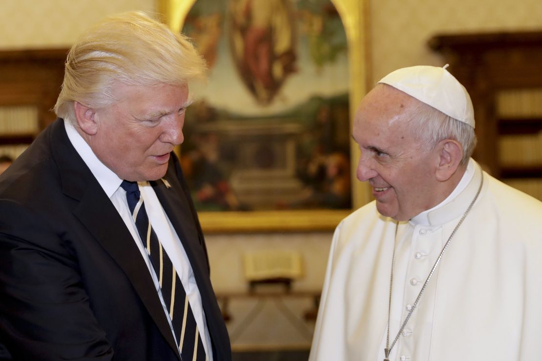 Another view of the meeting between Trump and the Pope