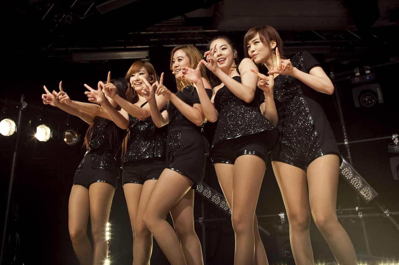 Yubin, Yenny, Lim, Sohee and Sun of Wonder Girls performing in New York City. 