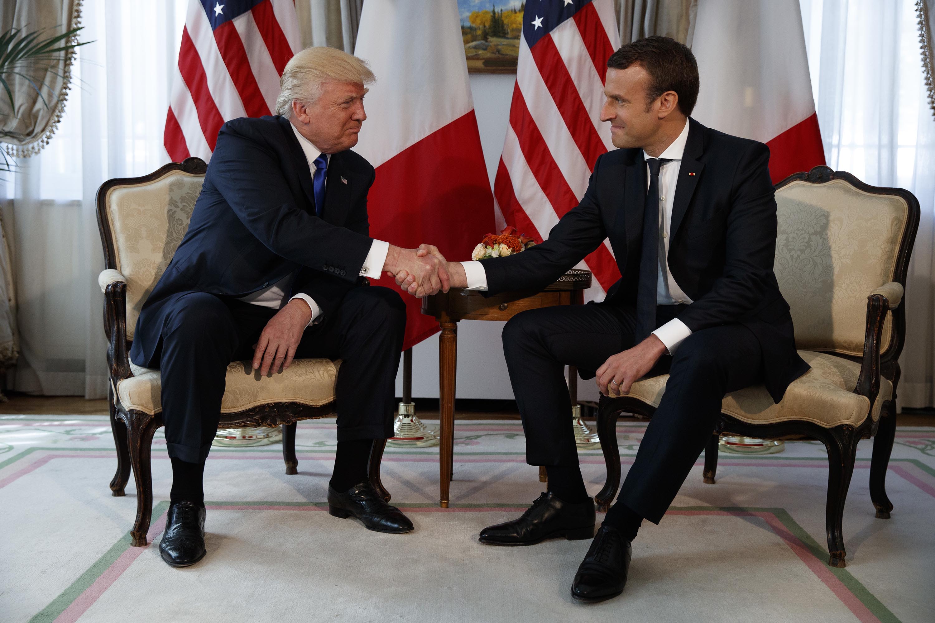Vær sød at lade være jævnt arbejdsløshed Donald Trump and Emmanuel Macron just exchanged a white-knuckled handshake  | CNN Politics