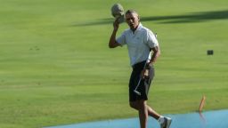 US President Barack Obama doffs his cap after putting on the 18th green at the Kapolei Golf Club in Kapolei on December 21, 2016 during his annual Christmas vacation in Hawaii. / AFP / NICHOLAS KAMM        (Photo credit should read NICHOLAS KAMM/AFP/Getty Images)