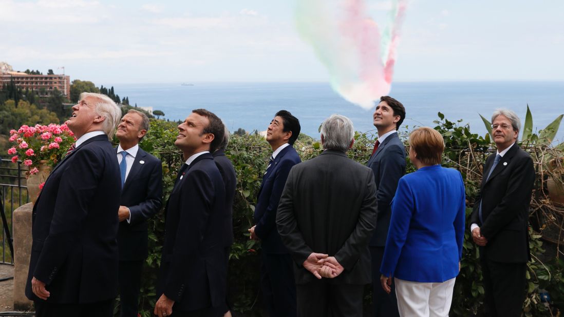 The leaders watch a French air squadron.