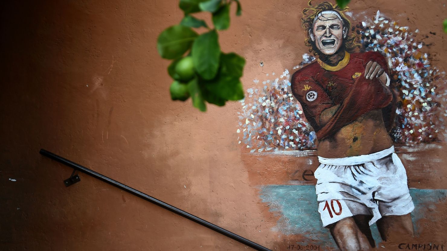 A graffiti representing AS Roma's captain Francesco Totti is seen on a wall in the Garbatella district, on October 22, 2016 in Rome. Rome's football teams will play their derby Lazio vs AS Roma on December 4, 2016.  / AFP / FILIPPO MONTEFORTE        (Photo credit should read FILIPPO MONTEFORTE/AFP/Getty Images)