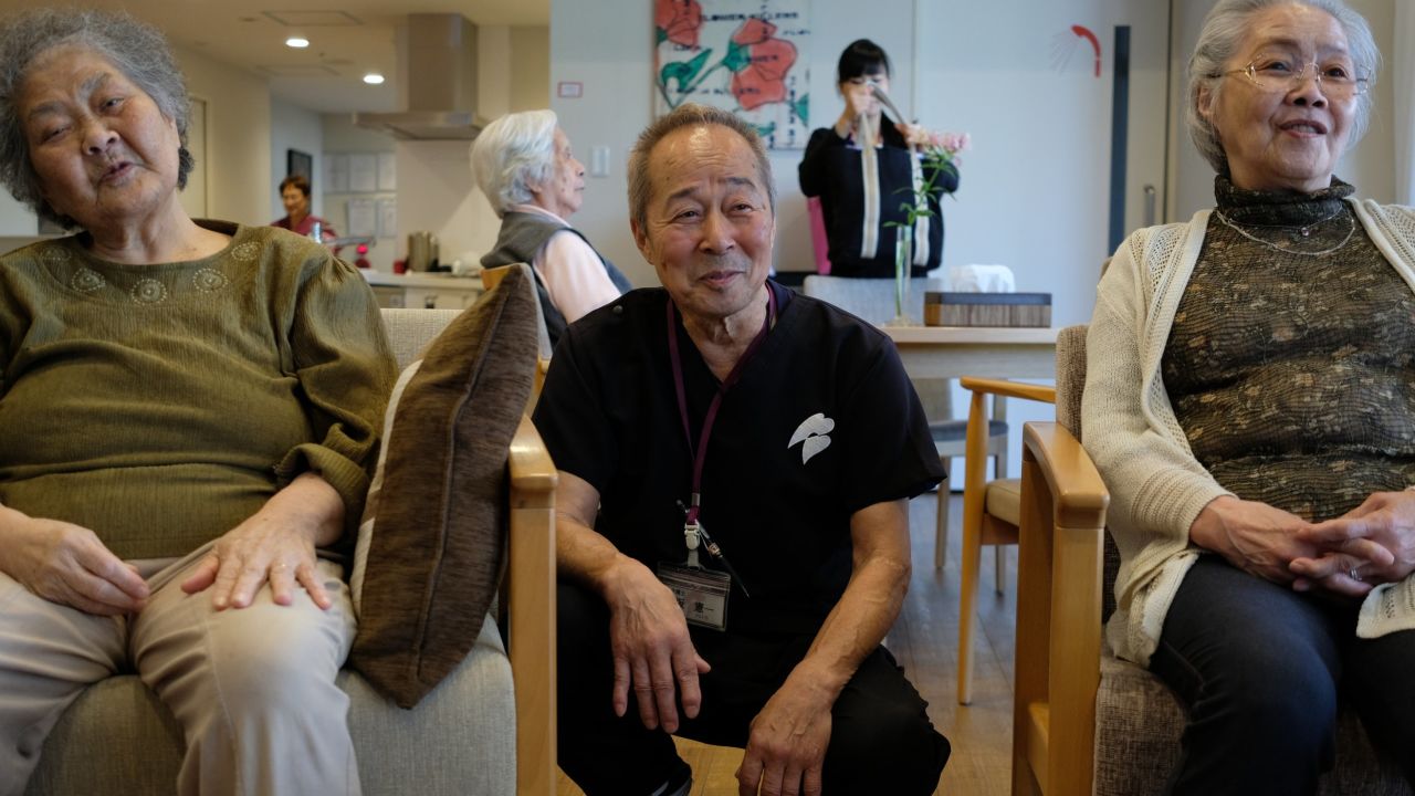 Японские пожилые мамы. Японские пенсионеры. Дома престарелых в Японии. Пожилые японцы. Японские пенсионеры фото.