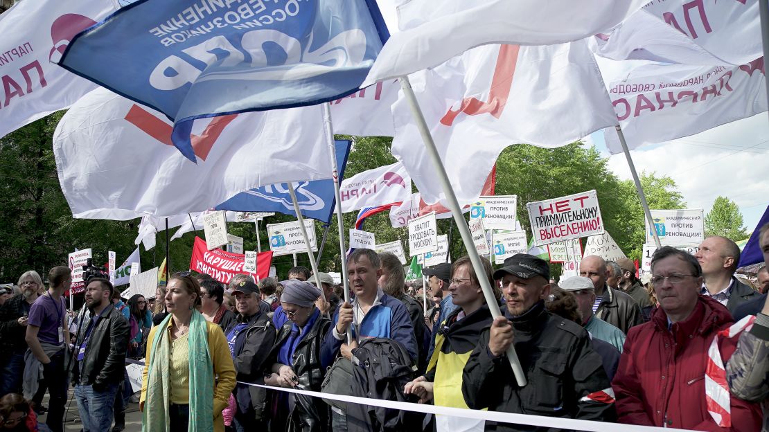 Thousands of Muscovites rally at housing protest.