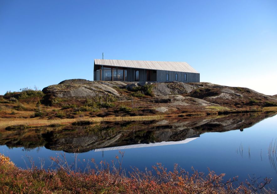 Architecture firm <a href="http://snohetta.com/" target="_blank" target="_blank">Snøhetta</a> collaborated with Norwegian company Rindalshytte on Gapahuk. The roof of the cabin twists, allowing the home to be open on both ends and flooded with light from the floor to ceiling windows.<br />