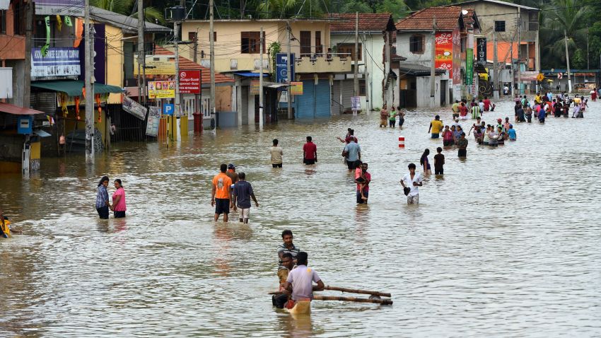 Sri Lankan residents make their way through floodwaters in Kaduwela on May 27, 2017.
Rainfall on May 26 triggered the worst flooding and landslides in 14 years in the southern and western parts of Sri Lanka, authorities said. The Disaster Management Centre (DMC) said 103 people were confirmed killed while another 113 were missing.
 / AFP PHOTO / ISHARA S. KODIKARA