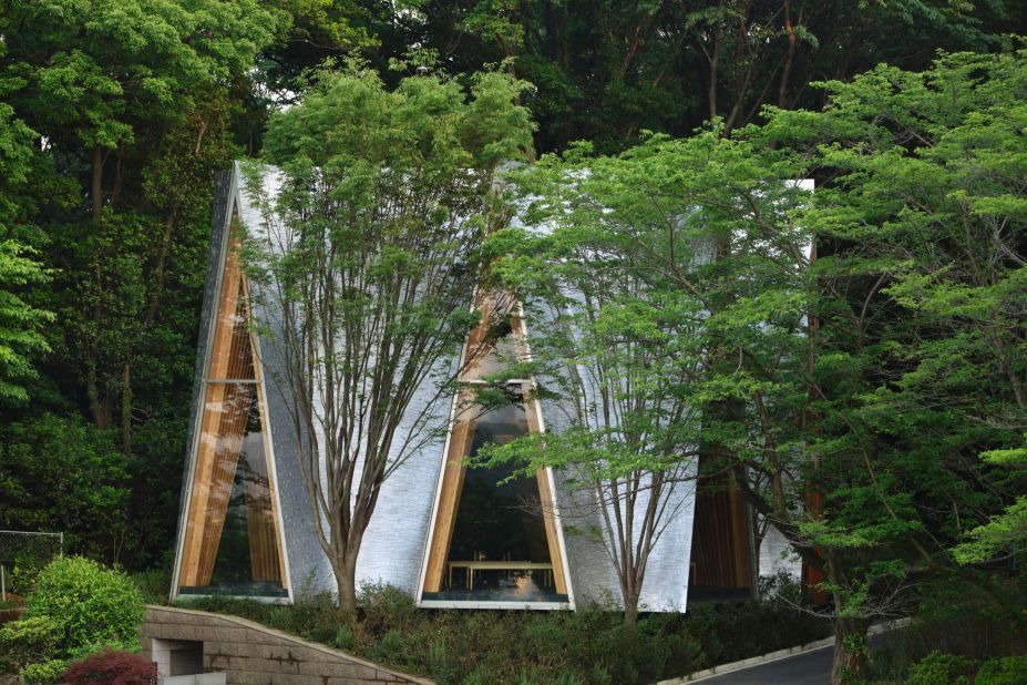 The upper walls of this chapel in Japan's Saitama prefecture lean inward in order to avoid the tree branches, forming an upside-down "V" structure called "Gassho-zukuri." This structural form is similar to the shape made by two hands while in prayer.