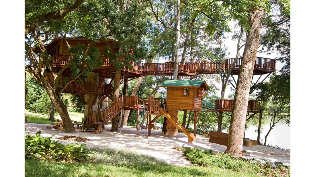 Richard Brunelli is Brazil's leading builder of treehouses, and built this with just one intern using mahogany and teak.