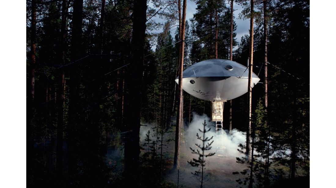 Another Swedish treehouse design and a part of the Harads Tree Hotel, this lightweight structure is dubbed the UFO Tree Hotel for obvious reasons. 