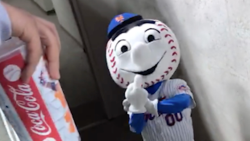 Mets mascot's middle finger to fan