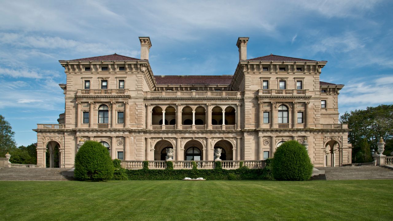 <strong>The Breakers:</strong> This mansion built by the Vanderbilt family is now open to tourists. Don't skip the gift shop.