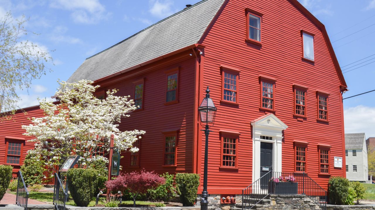 <strong>White Horse Tavern:</strong> This red building has been a Newport meeting place since 1673.