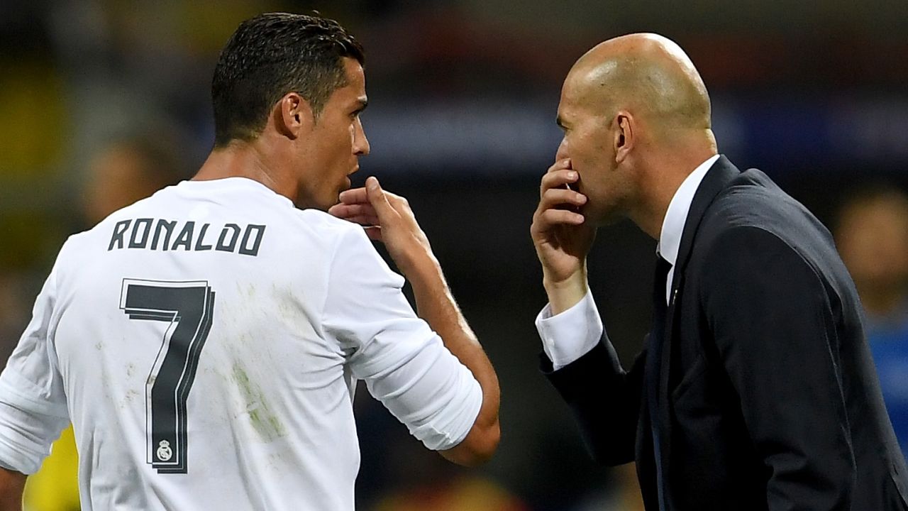 MILAN, ITALY - MAY 28: Cristiano Ronaldo of Real Madrid  speaks to head coach Zinedine Zidane during the UEFA Champions League Final match between Real Madrid and Club Atletico de Madrid at Stadio Giuseppe Meazza on May 28, 2016 in Milan, Italy.  (Photo by Laurence Griffiths/Getty Images)