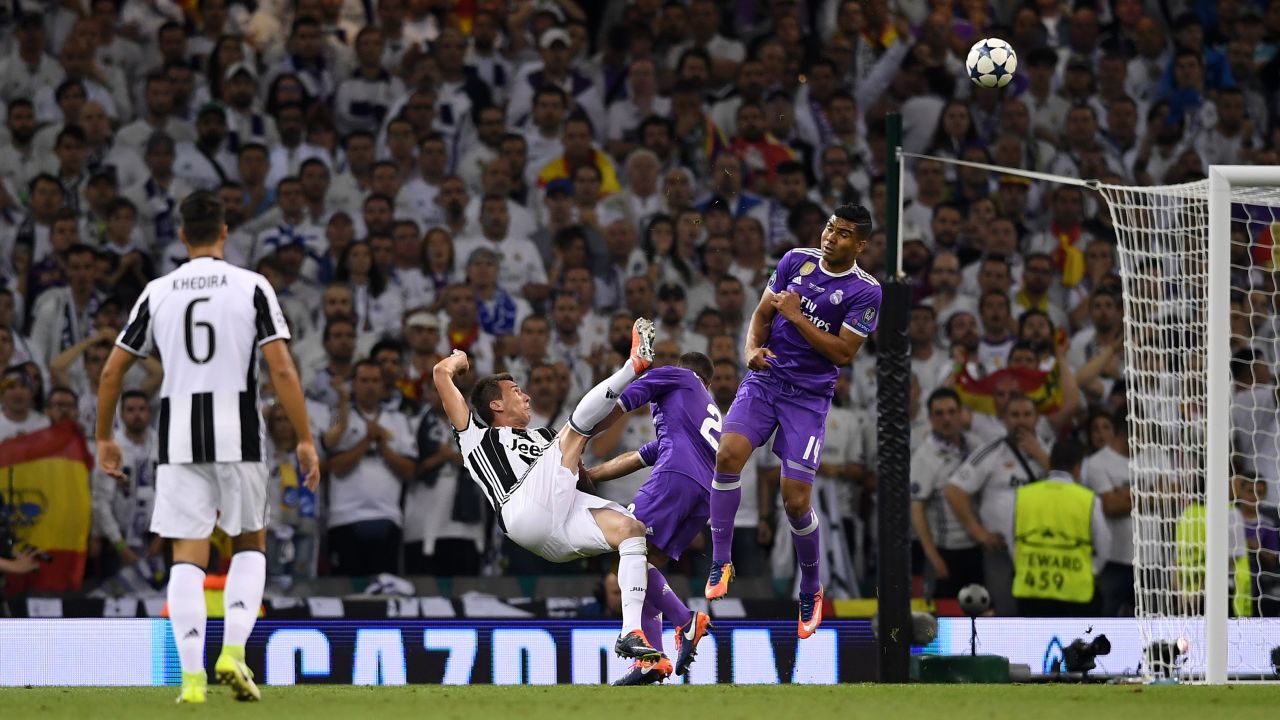 Mario Mandzukic levels for Juventus from a seemingly impossible angle