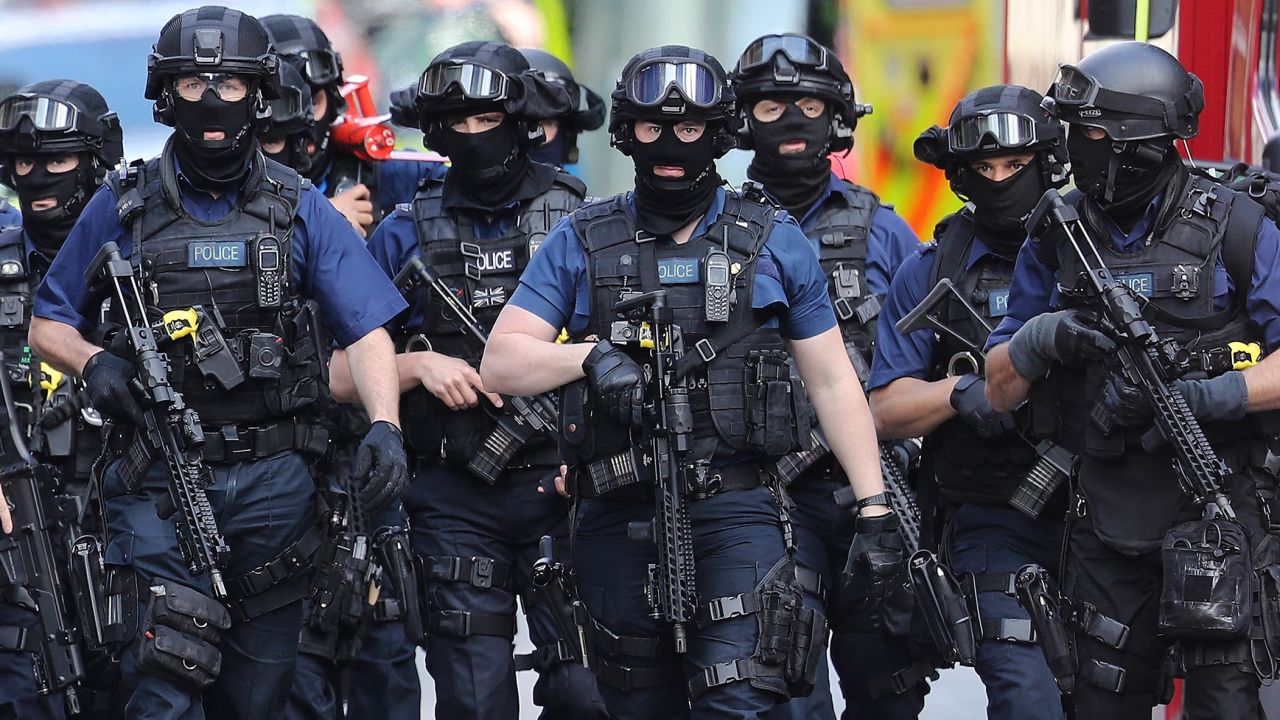 LONDON, ENGLAND - JUNE 04:  Counter terrorism officers march near the scene of last night's London Bridge terrorist attack on June 4, 2017 in London, England. Police continue to cordon off an area after responding to terrorist attacks on London Bridge and Borough Market where 6 people were killed and at least 48 injured last night. Three attackers were shot dead by armed police.  (Photo by Dan Kitwood/Getty Images)