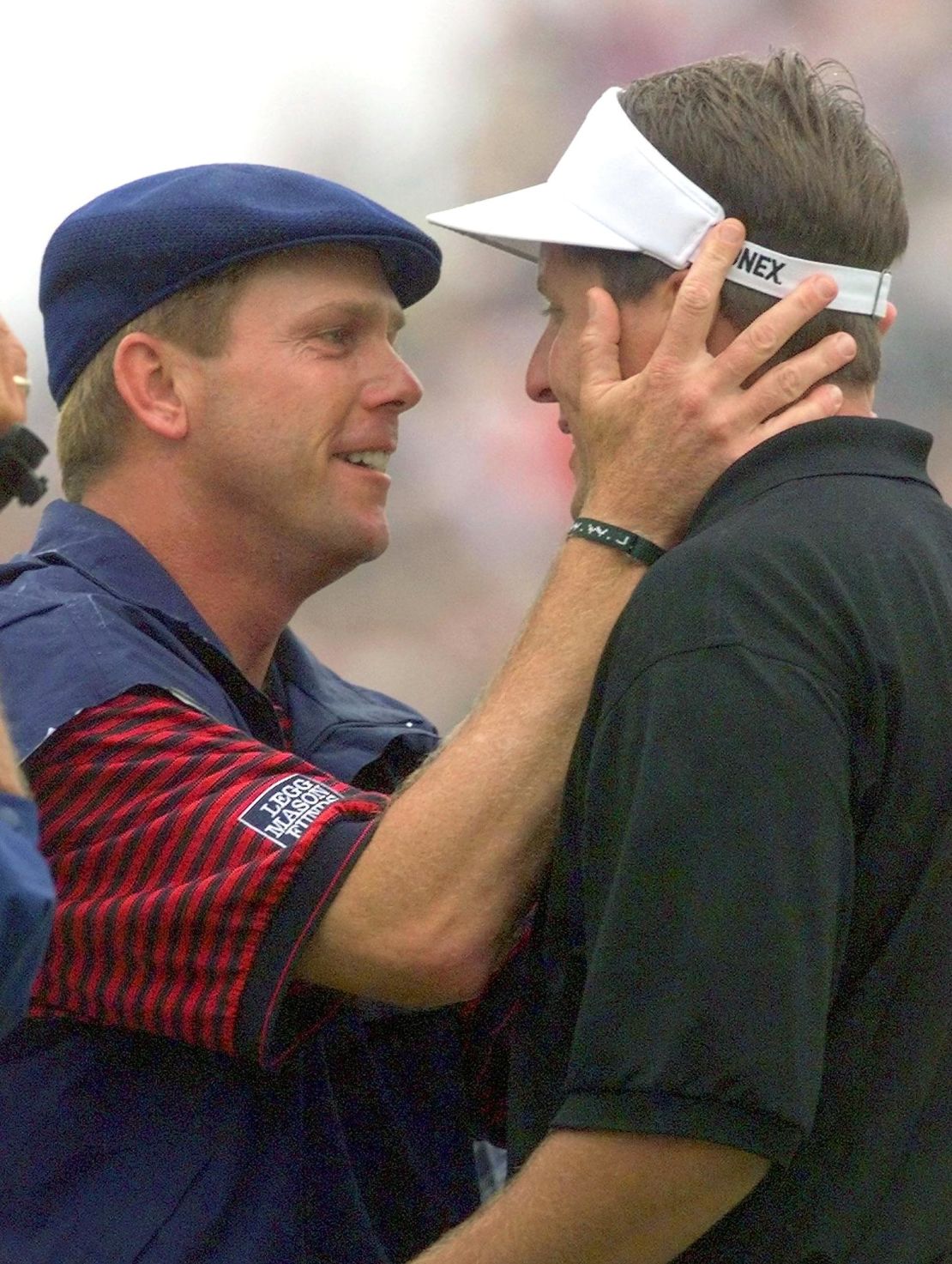 Payne Stewart embraces Phil Mickelson during the final round of the US Open in 1999.