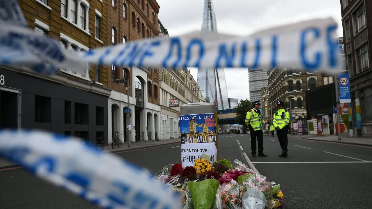Police officers stand on duty at a cordon near Borough Market in London on June 5, 2017, as investigations continue following the June 3 terror attack.
British police on Monday made several arrests in two dawn raids following the June 3 London attacks, claimed by the Islamic State group which left seven people dead. / AFP PHOTO / Justin TALLIS        (Photo credit should read JUSTIN TALLIS/AFP/Getty Images)
