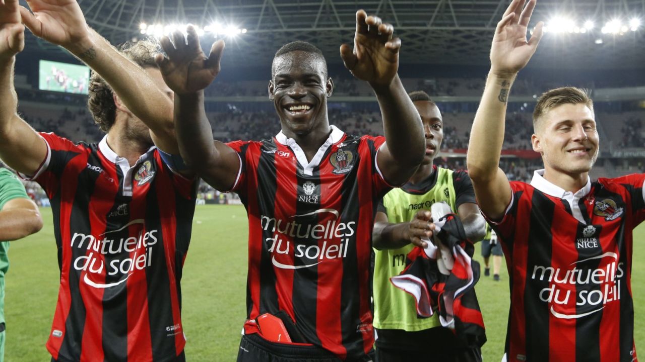 Nice's Italian forward Mario Balotelli (C) celebrates his team's victory at the end of the French L1 football match OGC Nice (OGCN) vs Olympique de Marseille (OM) on September 11, 2016 at the "Allianz Riviera" stadium in Nice, southeastern France. / AFP / VALERY HACHE        (Photo credit should read VALERY HACHE/AFP/Getty Images)