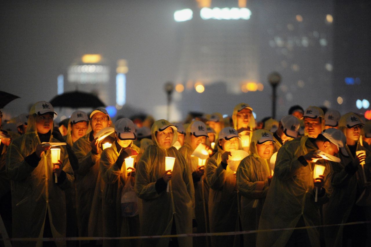 Shanghai citizens light candles as they take part in an event to promote "Earth Hour".