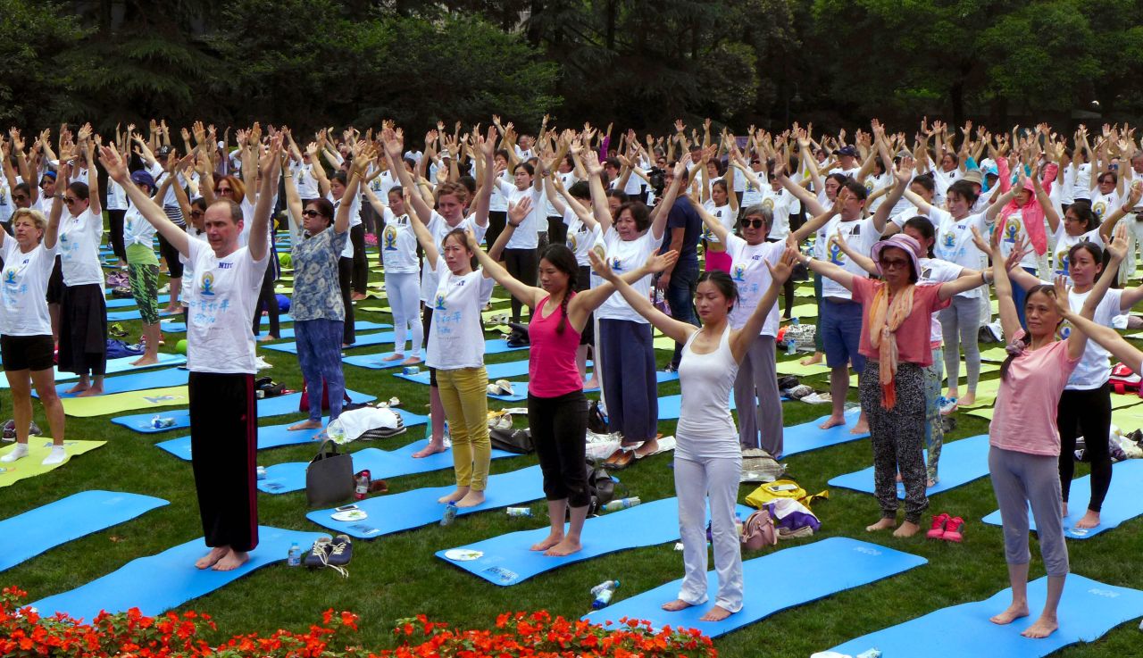 Nearly 500 yoga enthusiasts perform yoga at Jing'an Park in Shanghai, China.