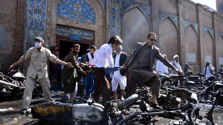 Afghan volunteers carry victims at the scene of a motorcycle bomb explosion in front of the Jami Mosque in Herat on June 6, 2017.


A motorcycle bomb exploded near the Grand Mosque in the western city of Herat, killing seven people and wounding 16 according to the interior ministry. / AFP PHOTO / HOSHANG HASHIMI        (Photo credit should read HOSHANG HASHIMI/AFP/Getty Images)