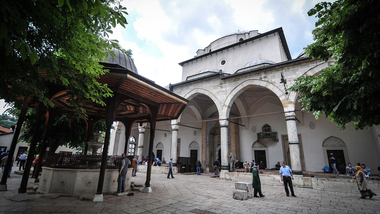 The Ottoman bazaar boasts the majority of the historical sights in town, such as the 16th-century Gazi Husrev-beg Mosque. 