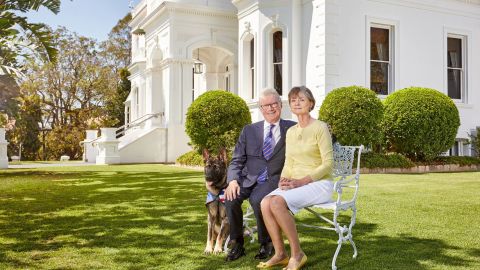 Gavel poses for an official portrait with Governor of Queensland Paul de Jersey and Kaye de Jersey.