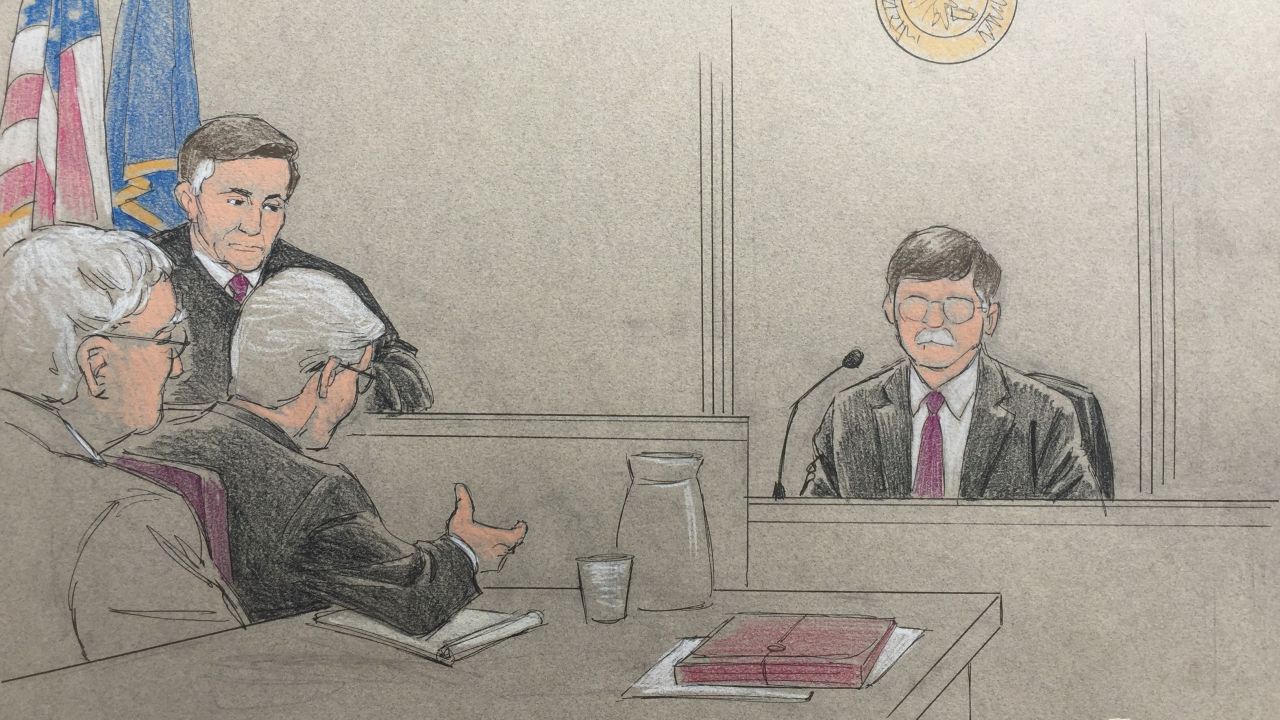 Police firearms and training expert Emanuel Kapelsohn on the stand for the defense.