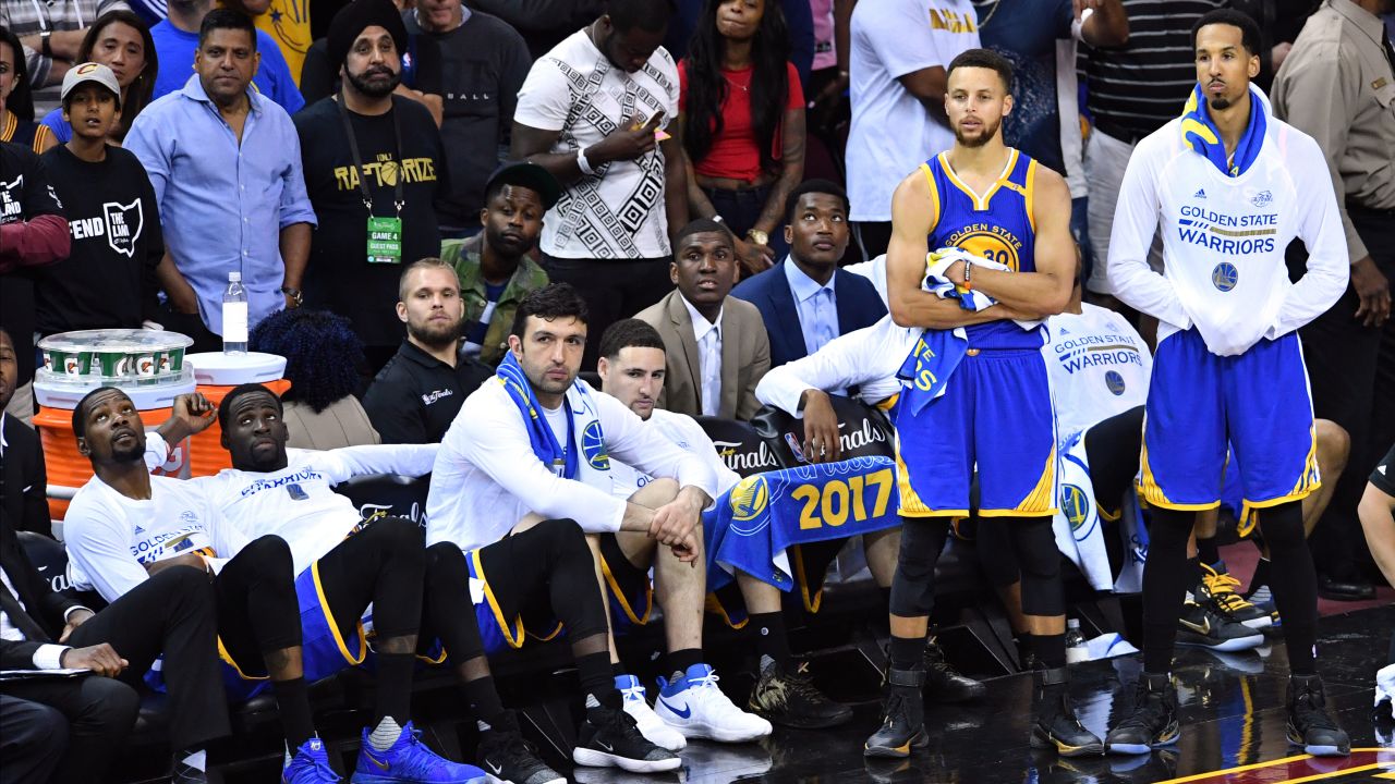 Golden State players react on the bench late in Game 4.
