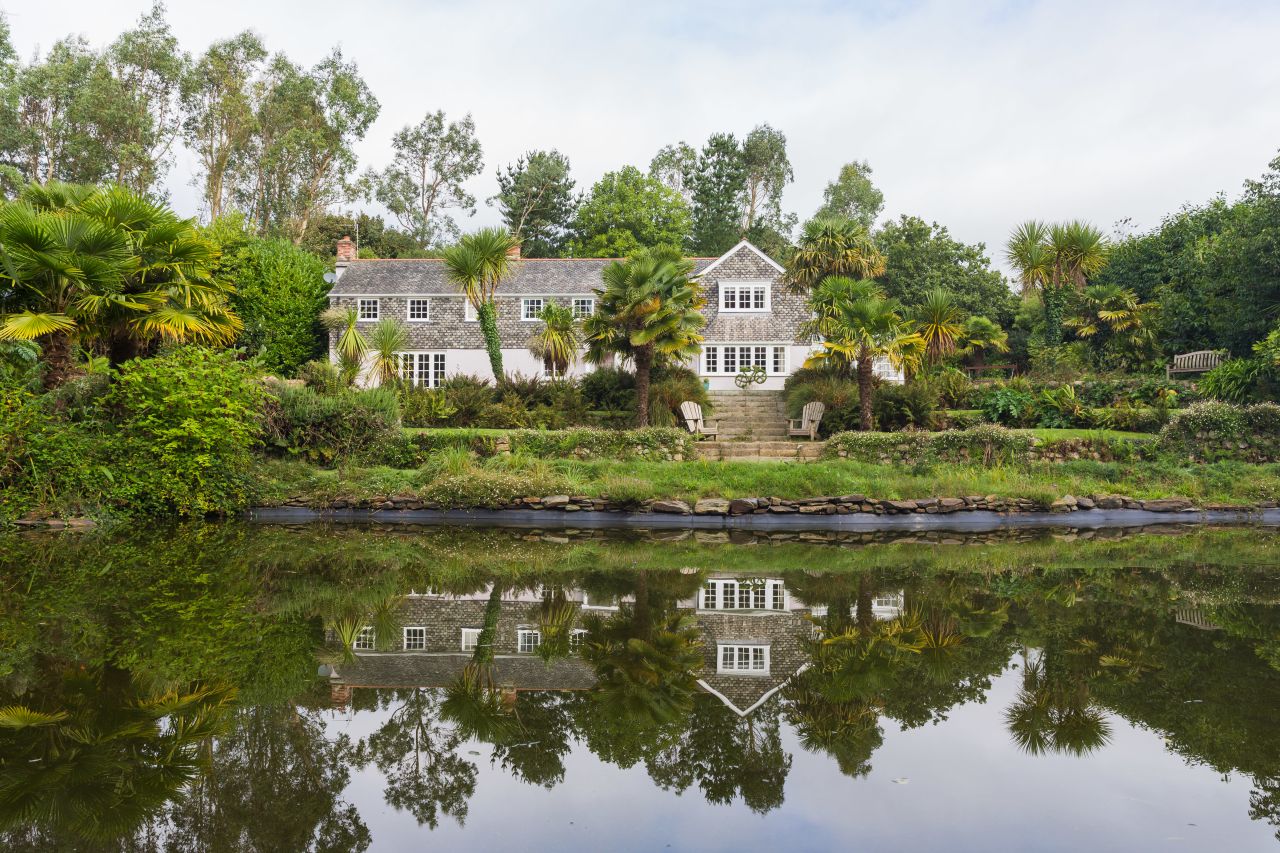 <strong>The Emerald, England: </strong>This eco development in Cornwall in southwest England provides the UK's only zero carbon tourist accommodation. They generate their own electricity, produce their own water, use recycled materials and recycle waste.<br /><br />