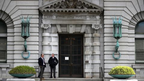 Security guards in front of the 9th US Circuit Court of Appeals on June 12, 2017, in San Francisco.  (Photo by Justin Sullivan/Getty Images)