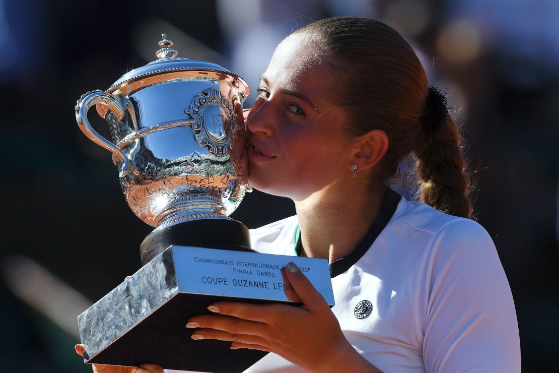 Ostapenko kisses the Coupe Suzanne Lenglen having beaten Simona Halep (4-6 6-4 6-3)