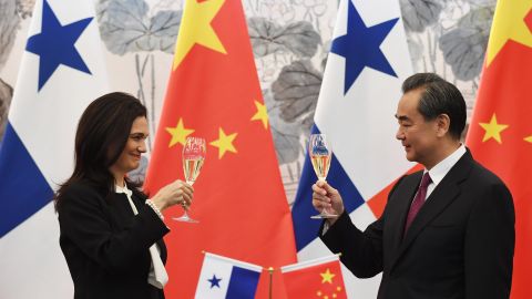 Panama's Foreign Minister Isabel de Saint Malo and Chinese Foreign Minister Wang Yi drink a toast after signing a joint communique on establishing diplomatic relations during a press briefing on June 13, 2017.