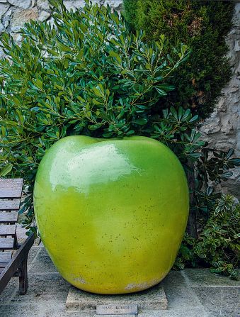 A ceramic apple sculpture by Hans Hedberg (1994), among the later works featured at La Colombe. The most recent by a named artist is another ceramic, this time by Irish artist Sean Scully.