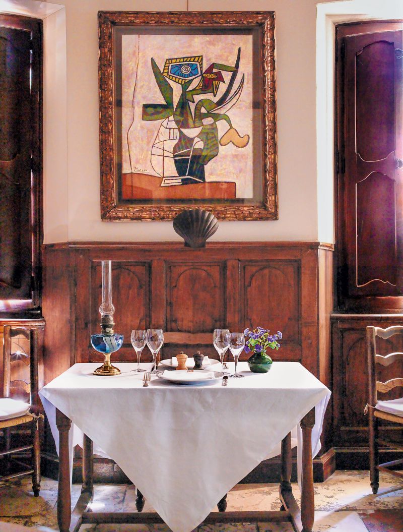 アート・デザイン・音楽 La Clombe d'or de Saint Paul de Vence The Colombe d'Or: A Journey Through Time, Art, and Flavor