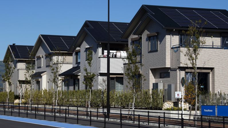 The 600 houses and 400 apartments, which can accommodate 3,000 people, are equipped with solar panels to provide clean and carbon-free energy. The engineers predict a 70% reduction in CO2 emissions. The leaf-inspired road layout also channels wind which reduces the need for air conditioning in hot weather. 