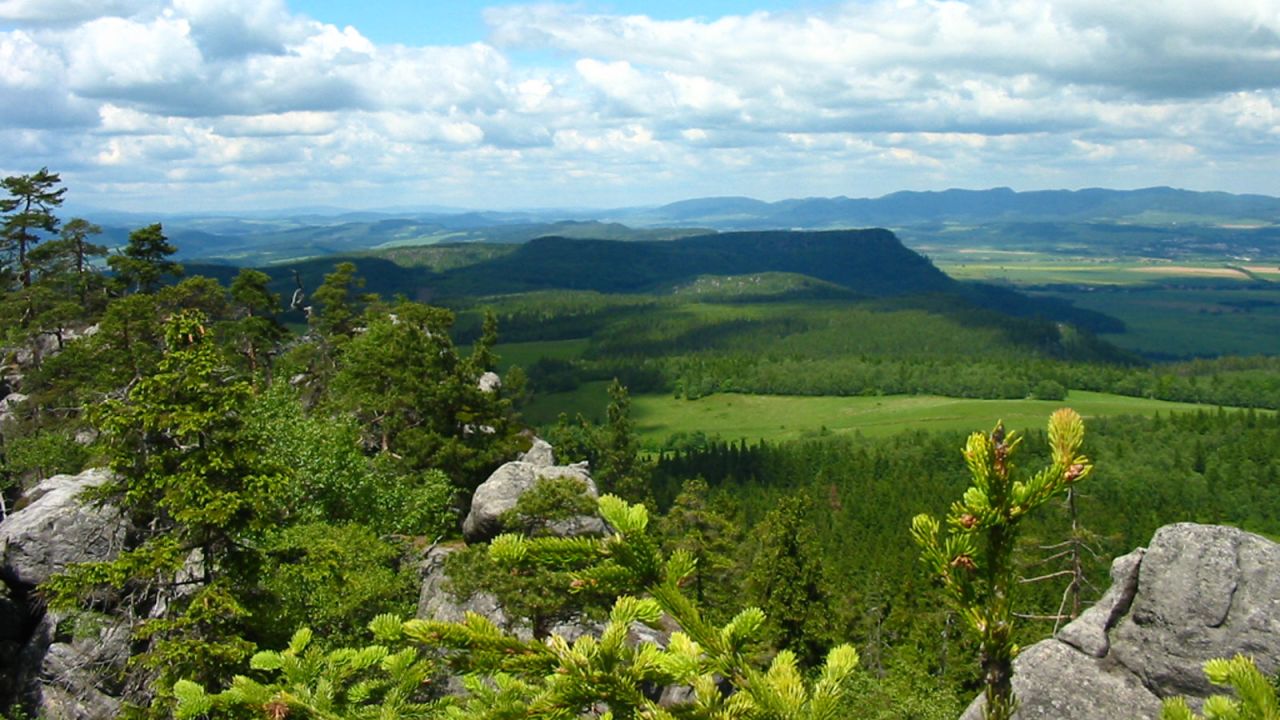 <strong>Szczeliniec Wielki:</strong> The best views of the surrounding valleys and Sudetes range can be seen from the panoramic terrace on the top of Szczeliniec Wielki, the highest peak (919 meters) in the Table Mountains National Park.