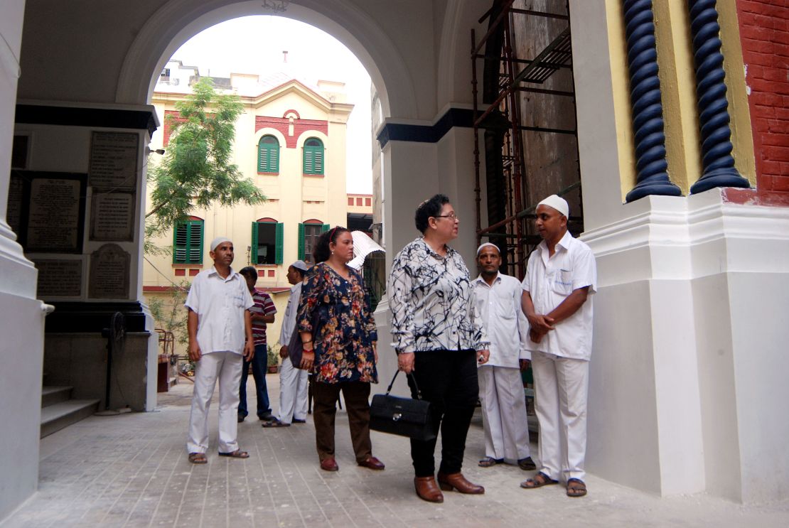 Aileen Jo Cohen (foreground) and Mitana Alexander talk to Muslim caretakers at one of Kolkata's three synagogues.